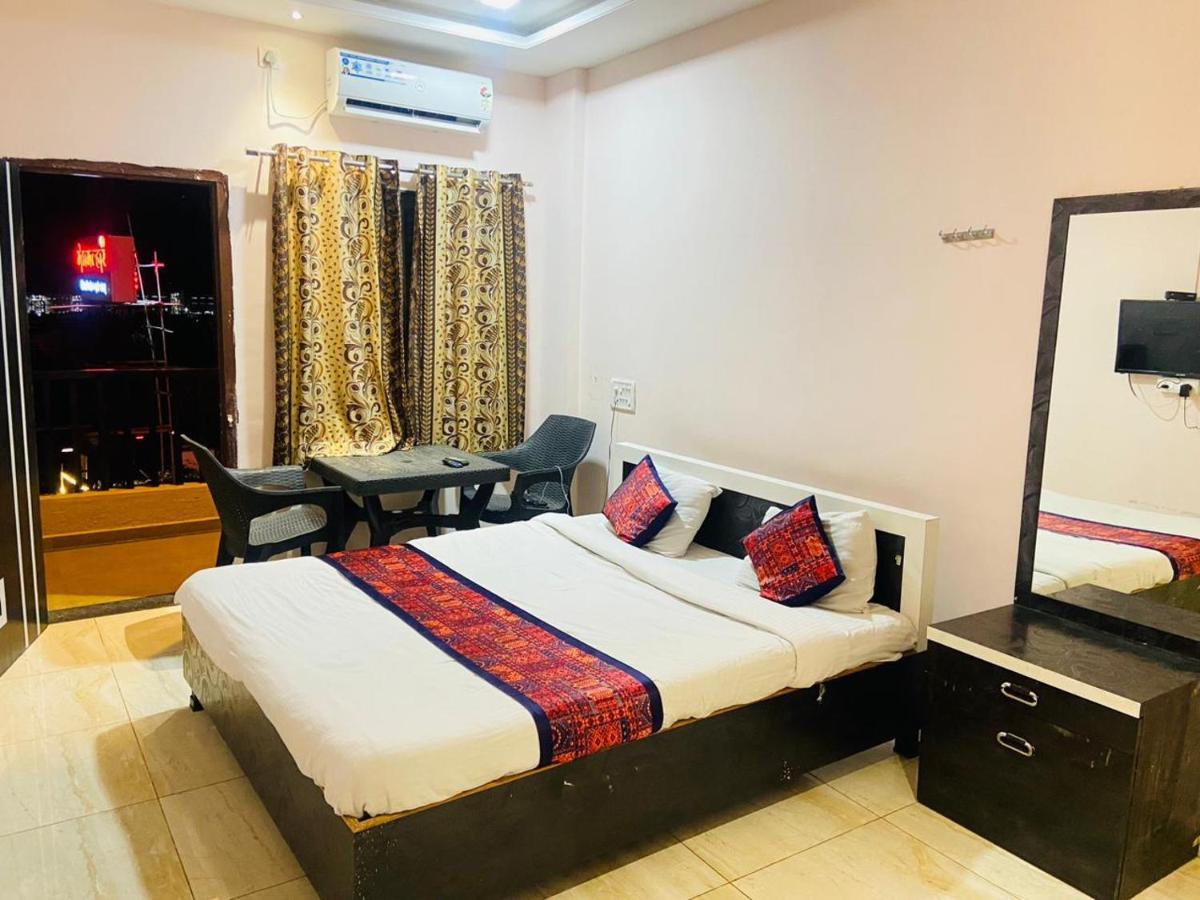 Hotel Meghmalhar Lodging Jejuri Exterior foto